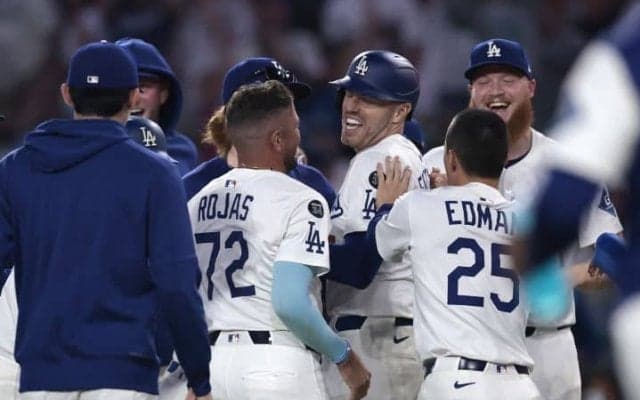 ドジャース劇的逆転サヨナラ勝利　フリーマンが決めた！大谷翔平の二盗も光った　カーショー3000奪三振の快挙を勝利で飾る