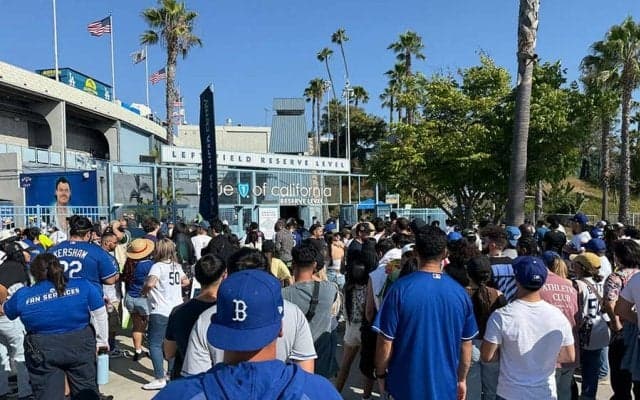 「売ってくれ」「200ドルでどうだ」　ド軍ワンピースグッズで競売勃発…“大谷超え”の異常な熱気