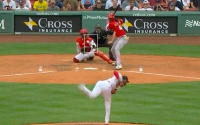 球場騒然！“史上最速男”がとんでもないボール「もはや凶器」163キロ爆速シンカー→“怪物”がマン振り三振「スゴい対決やな」