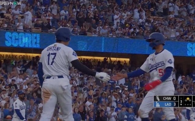 大谷翔平、同僚のタイムリーで見せた“一瞬の表情”　激走ホームイン→帰り道でご機嫌な様子「最高！」「さすが」