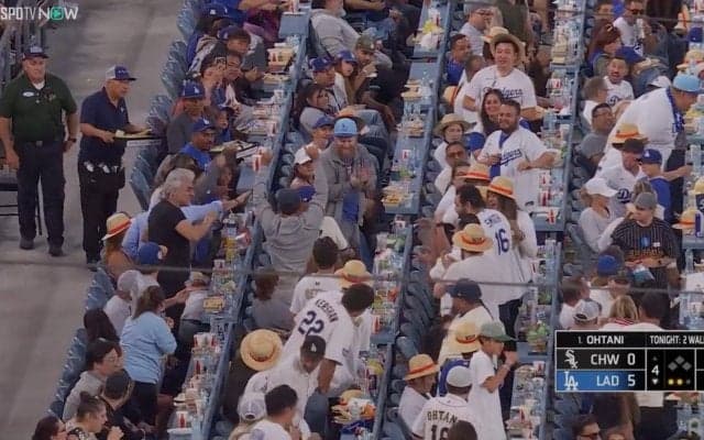 「ナイスキャッチ！」大谷翔平のファウルボールを手にした観客が大はしゃぎ “麦わら集団”も拍手喝采