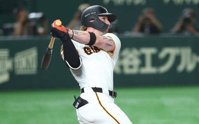 代打キャベッジが大仕事！　先制8号に山崎伊織も笑顔、5月28日以来の一発…1-0勝利に貢献