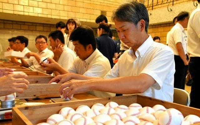 甲子園で使う2千球超を点検　審判委員が規定外は「アウト」に
