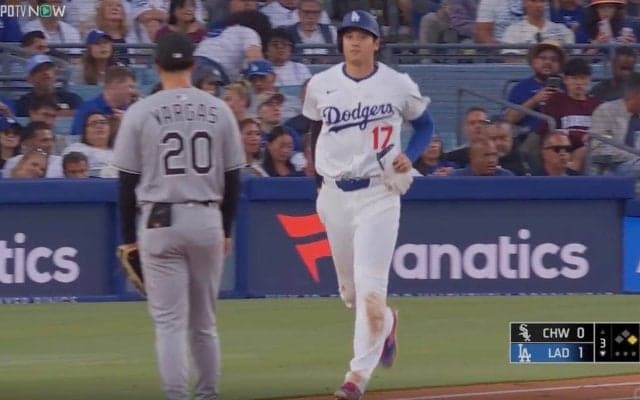 一体、何が起きた…？ 大谷翔平が“まさかの行動”「ヤバいw」「めっちゃウケる」 四球直後に見せたリアクションが話題に