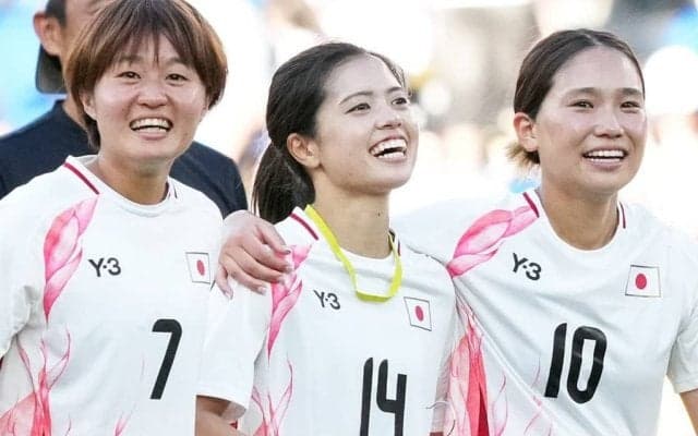 ｢カワイ過ぎっ！｣なでしこ司令塔の“異競技”対談＆“お団子おさげ姿”のセンス抜群フリースローに反響！｢運動神経いい｣｢ツーショット 可愛さが4倍だぁ｣の声