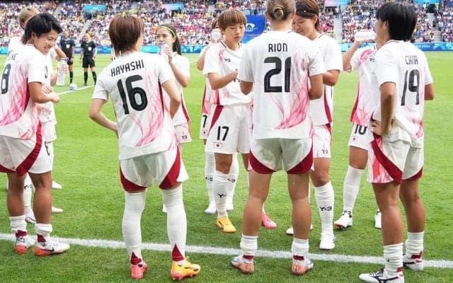 炎天下に｢欠かせない｣アイテム、浦和ファンで｢超満員｣のスタジアム、売れ切れで｢熱中症｣寸前だった甲府の夜【サッカーに｢飲水タイム｣は必要か】(3)