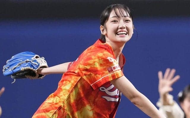 黒髪ポニテふわり…21歳美女が「かんわいい」　豪快投球→まさかの絶叫も「ナイス」