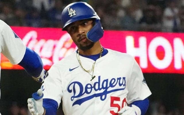 ベッツに“過激”な洗礼「窒息しそう笑」　手荒すぎるナイン…衝撃の光景に爆笑「見えない」