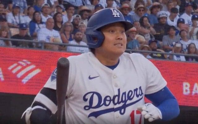 何が起きた？ 大谷翔平がビックリ… 爆速打球でハプニング「どうした」「面白すぎ」 コロコロ変わりまくる“表情”が話題に