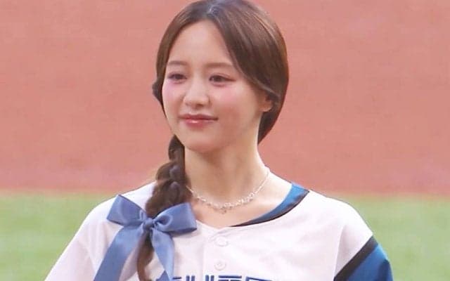 北海道に降臨した人気美女が豪快な一投　まさかの“暴投”も…満面の笑みにファン虜