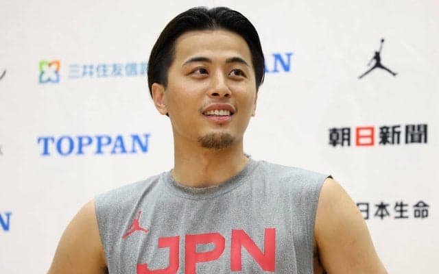 「どんだけ日焼けしてんの」富樫勇樹の“黒コゲ顔”に解説陣＆ファンが総ツッコミ！「さすがに黒すぎない？w」「相当に仕上がってる」【バスケ男子日本代表】