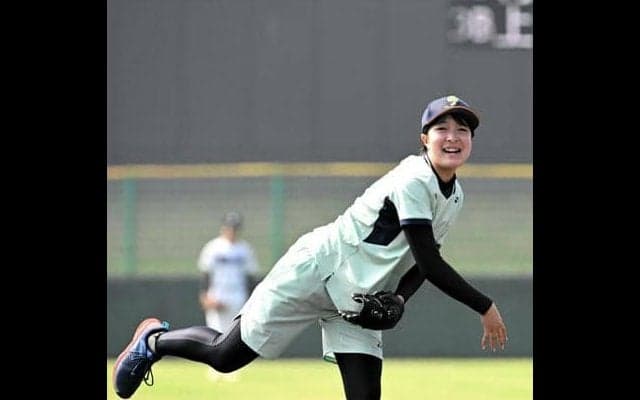 「球場広くて緊張」中谷ももこさんが始球式　高校野球兵庫大会開幕