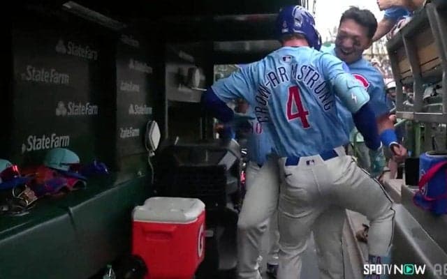 鈴木誠也&PCA、仲良しコンビがベンチで大はしゃぎ　胸アツな光景にファン注目「いちゃいちゃしてるw」「可愛すぎるw」