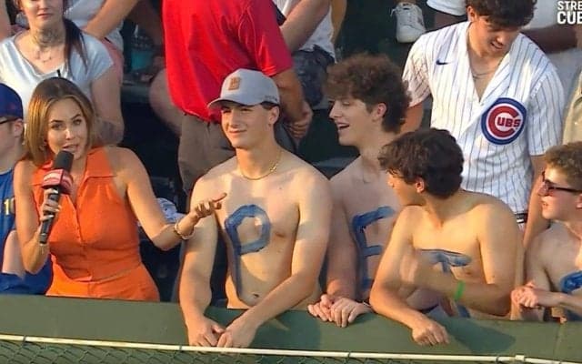 「放送事故？w」女性レポーターの横に“まさかの珍光景”… 突如現れた“上裸の大応援団”に球場騒然「人数多すぎ」