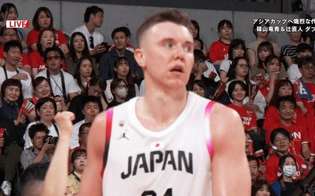 「パワフルすぎる！」ホーキンソンの“鬼神フィジカル”にSNS騒然「囲まれてたのに」「頭が上がらない」３人相手にボール死守の瞬間【バスケ男子日本代表】