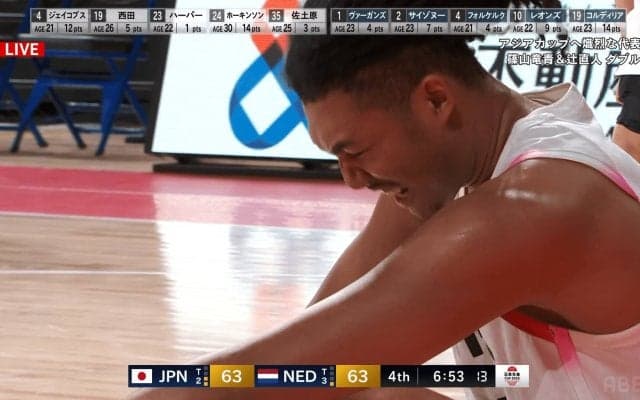 危険！ 膝が下腹部に直撃…日本期待のSFジェイコブス晶が悶絶「モロじゃん！」「オランダはラフだな…」「これは痛い」ファンも心配