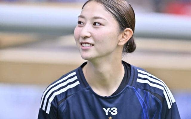 ｢緑似合いますね｣｢赤が似合うよ｣大論争！なでしこ美人MF｢赤→緑｣移籍で初披露した新天地ユニ姿に｢印象が変わる｣｢流石にショック｣｢何でも似合う｣の声