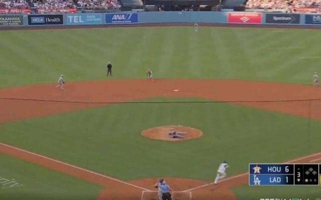 一体、何が起きた？ 大谷翔平、投手直撃で“まさかの光景”「どういうこと？」 “謎の打球”が相手野手に飛んでいく「珍プレー行き」