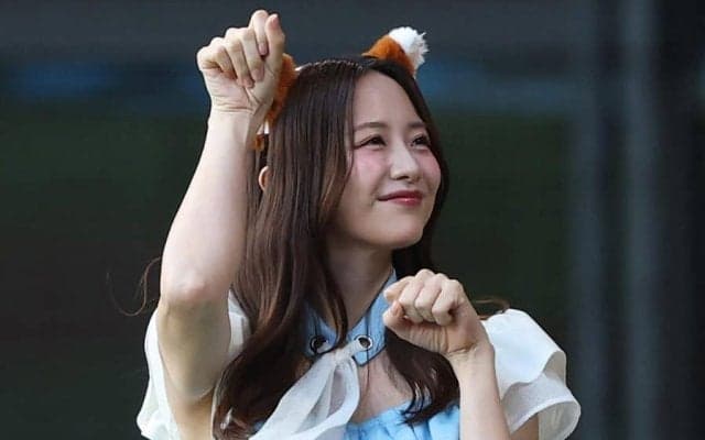 きつね耳＆ミニスカダンスが「くっっそかわいい」　“あざとい”元女子アナに球場虜「反則やろ」