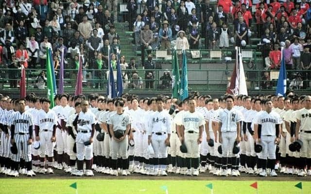 「夢の先には何が」熊本商主将が宣誓、52チーム行進　熊本大会開幕