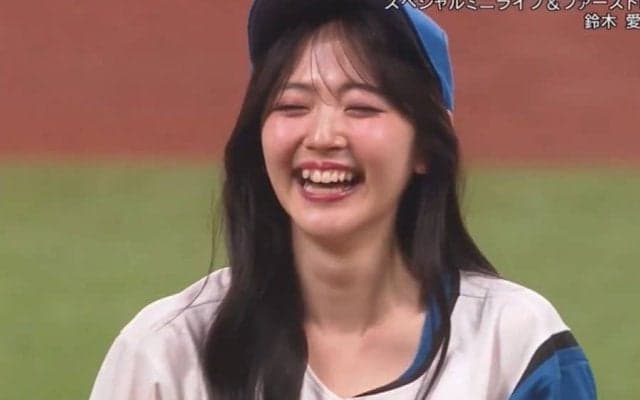 おなかチラリ＆ミニスカ姿の人気モデルが華麗な一投　2日続けて北海道に現れた“美女”にファン虜