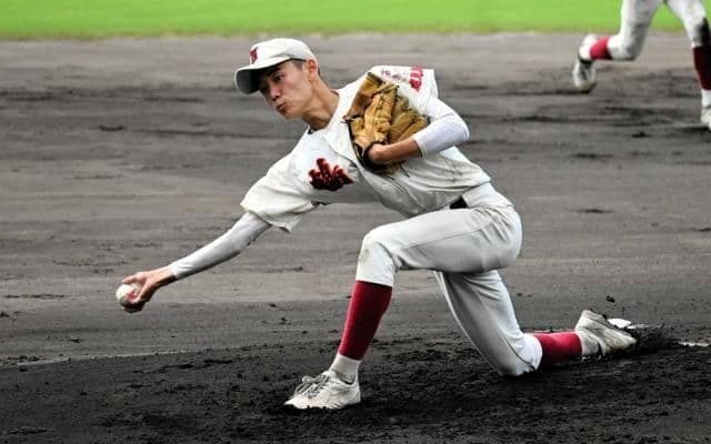 鶴丸の露重投手、サブマリン投法を磨きエースに　伝統の甲鶴戦