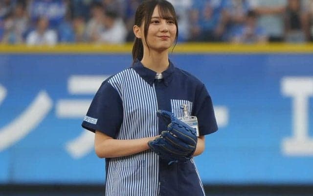 日向坂46・小坂菜緒さんが2年連続ノーバウンド投球　可憐な“制服姿”に大歓声