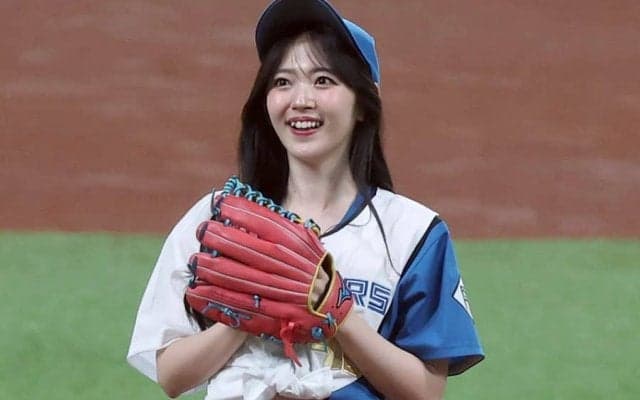 おなかチラリからのキュートな笑顔が「クッソかわいい」　ミニスカ美女にファン虜「全部最高」