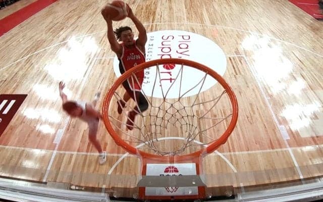 豪快な“両手ダンク”にアリーナ沸騰！「マジで痺れた」「気持ちいい」「かっこいいわー」日本バスケ期待のSFジェイコブス晶がリングに叩き付けた瞬間