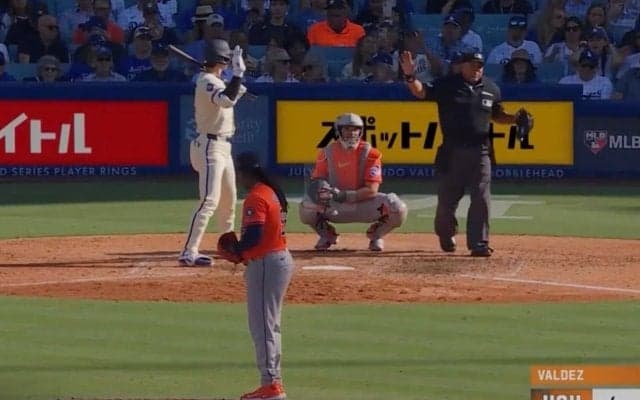 何か投げ込まれた？ 大谷翔平の打席でハプニング…“まさかの光景”「なんやあれ」 突如プレーが中断… ファン騒然「珍プレー行き」