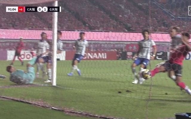 「オフサイドないよ」「肩が出てたな」勝負を分けた微妙ジャッジに物議！大阪ダービー幻の同点ゴールに元日本代表も「本当に何ミリの世界」