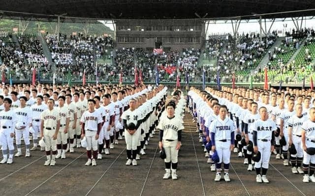 高校野球香川大会の開会式、36チームの球児らが元気よく行進