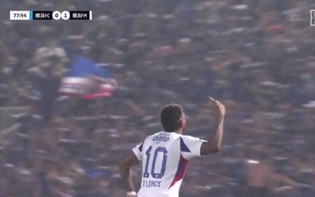 「他サポだけど泣ける」横浜FM退団のエースが独特PKで惜別弾「アンデルソンロペスの涙にもらい泣き」ゴール後泣きながらサポーターに駆け寄る姿に感動の声