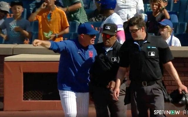 メッツ指揮官が判定に“怒り爆発” 即退場宣告もベースを土で覆うまさかの侮辱行為…球場は一時騒然