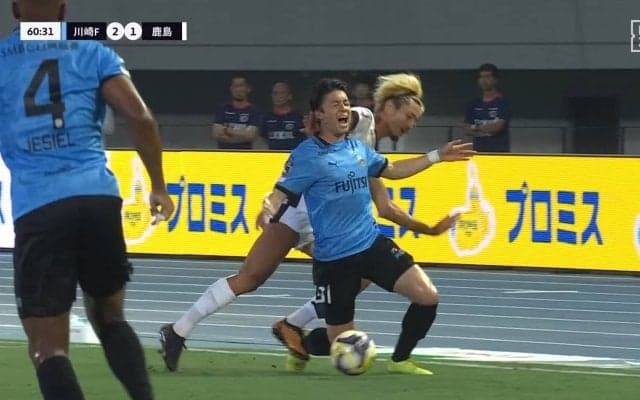 「長谷部さんも怒ってたぞ」鈴木優磨が後方からハードタックル炸裂→川崎F指揮官が主審に\"レッドカード要求\"「ちょっと冷静になった方がいいな」