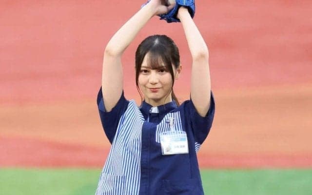 22歳美女の“魔球”に騒然「一体何者なんだ」　まさかの握り…手元に注目「マジ？」