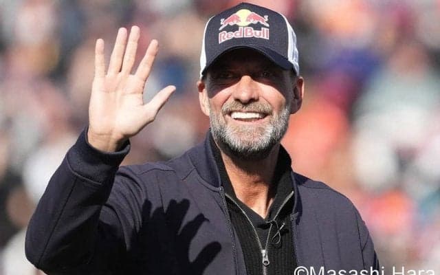 ｢すげぇ｣｢ホントにクロップいるんかw｣世界的名将の“Jクラブ訪問＆作戦ボード”写真が話題｢コーチ陣に戦術教えてる？｣｢ボードの内容気になりますね｣の声