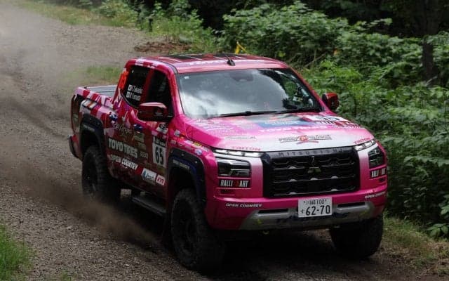 XCRラリーカムイ：2台の三菱トライトンが奮闘