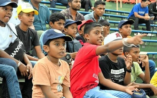 スリランカから来日中の球児ら15人が福岡大会を観戦　熱戦に釘付け