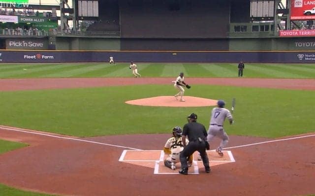 球場騒然！ 大谷翔平、ボテボテのゴロで“まさかの展開”「笑ってるやん」「これはw」相手野手が混乱する“予想外の一打”