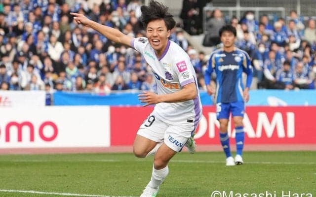 ｢三笘級｣｢オーウェンを彷彿｣紫のワンダーボーイ22歳の“代表デビュー戦”単独ドリブル弾に反響！｢あれくらい強引に行ける選手は宝｣｢W杯メンバーありえる｣の声