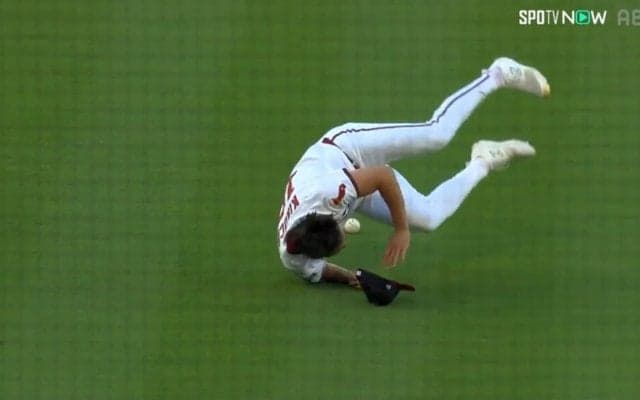 一体何があった！？エンゼルス菊池雄星がマウンド上で派手にすってんころりん！捕球できずにガックリ顔