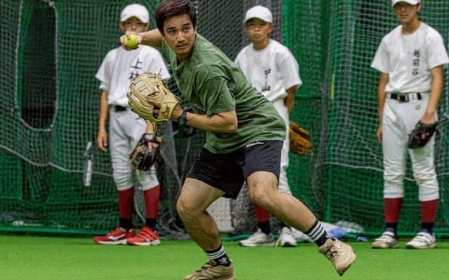 捕球→送球が遅くて「アウトが取れない」ワケ　内野守備で重視したい…握り替えの“前動作”