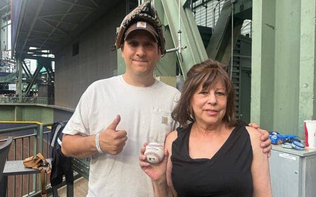 大谷HRを奇跡のキャッチ「実は2回目」　敵地ファンの親子は大興奮「ルースよりすごい」