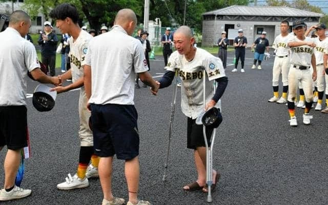 最後の夏の初戦、初回に突然のけがで涙　佐世保工の山下主将
