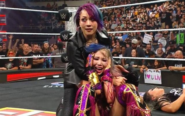 日本人女子タッグ、劇的復活で“謎”ダンス披露「ほぼコウメ太夫」「テンションが…」困惑のツッコミ