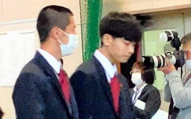 「野球とはおさらば」と髪伸ばしたのに　入学式の隣に丸刈りの男
