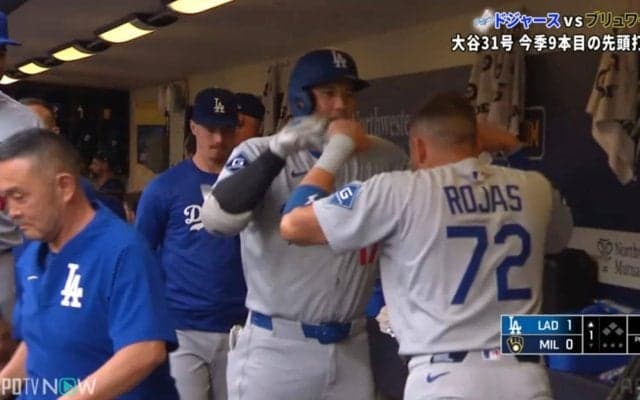 大谷翔平、久々31号ホームランで“大はしゃぎ”ポーズ連発の一部始終…仲良し同僚とデコピン→デコルテポーズも“おまけ”に披露