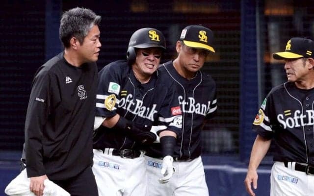 鷹・牧原大成が途中交代　左ひじに死球で悶絶…プレー続行も守備から退く、場内騒然