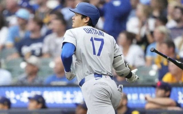 ブルワーズの地元記者らも「笑ってしまう。とんでもない選手だ」と感嘆…大谷翔平が31号 怪物ルーキーの甘い球を「見逃さなかった」